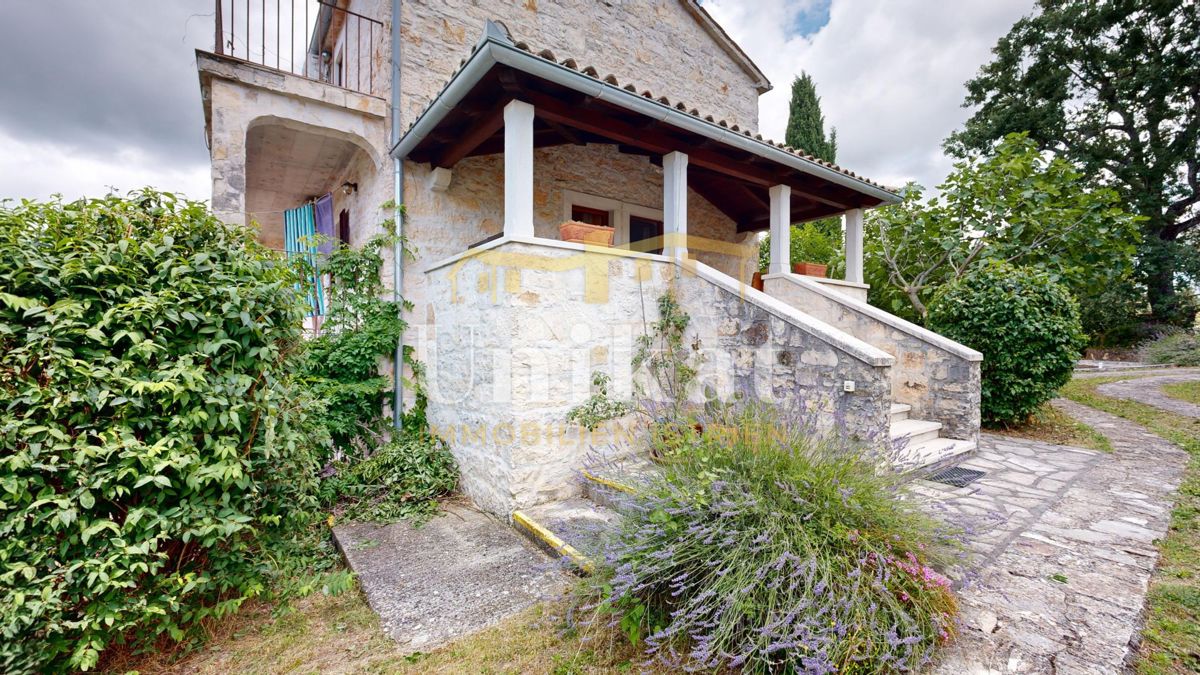 Casa in pietra ristrutturata con piscina